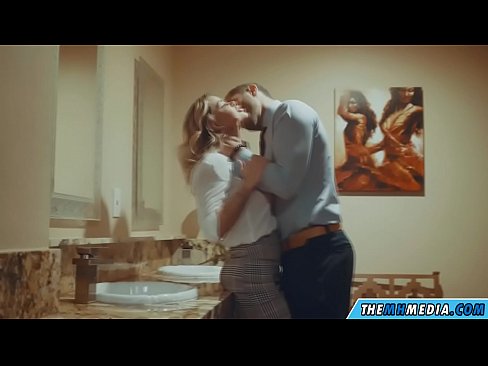 ❤️ Meta blonda busty seduces f'kamra tal-banju pubbliku ❌ Video tal-ħakk fil-porn mt.vegasservice.ru ❌️❤